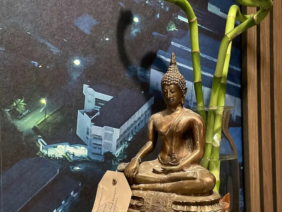 Buddha-Figur im Eingangsbereich