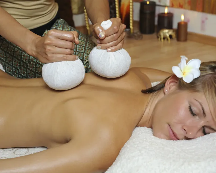 Kräuterstempel-Massage bei Bangkok Thaimassage in Köln